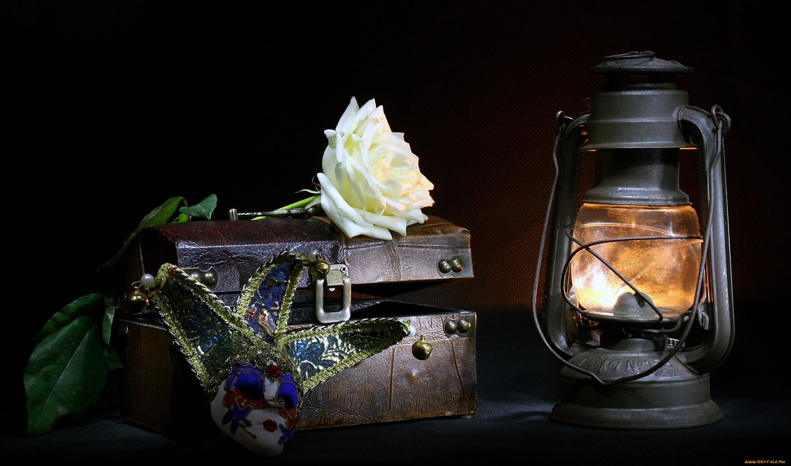 Цветы и керосиновая лампа